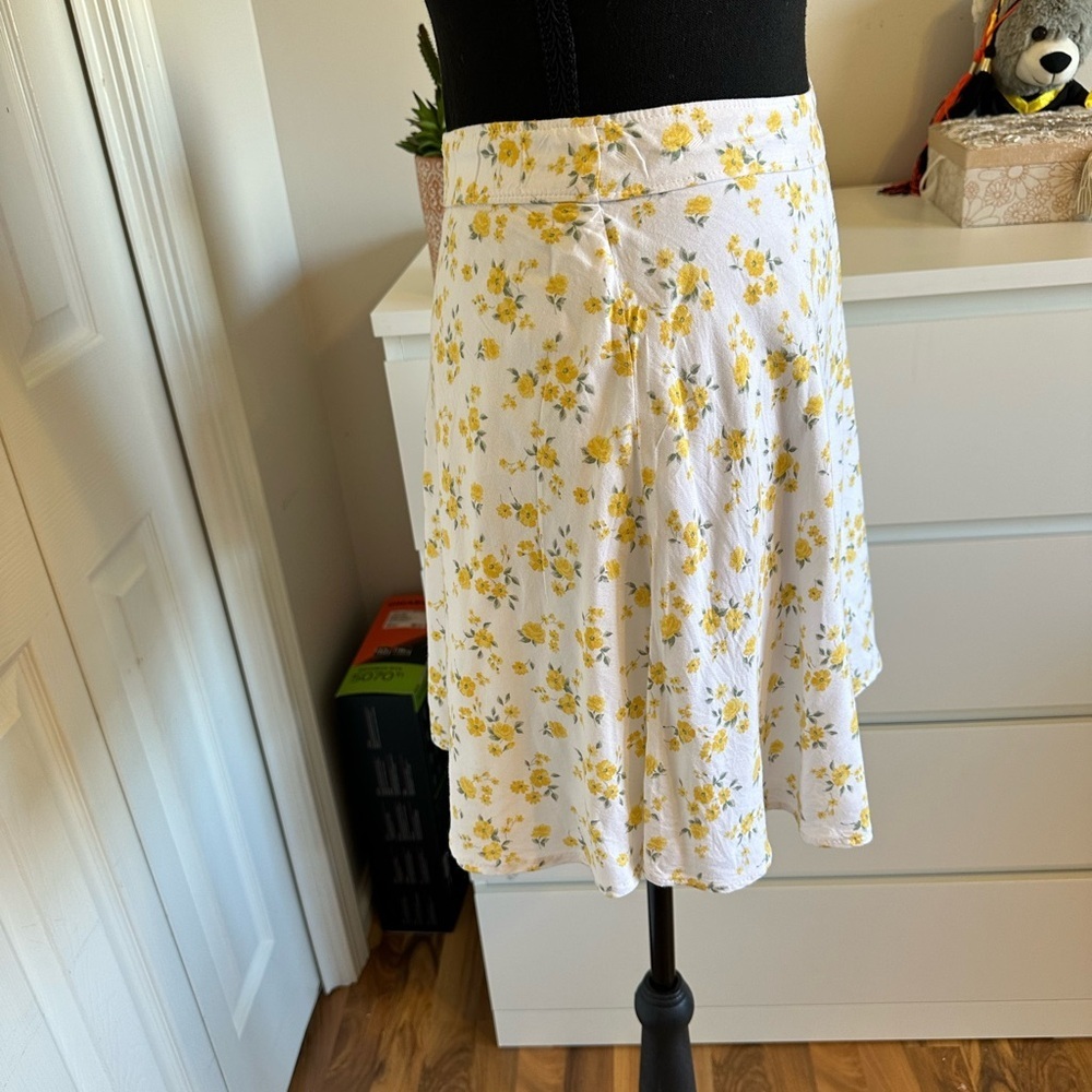 Hollister Floral Mini Skirt in White and Yellow
Ultra High-Rise - Picture 3 of 8